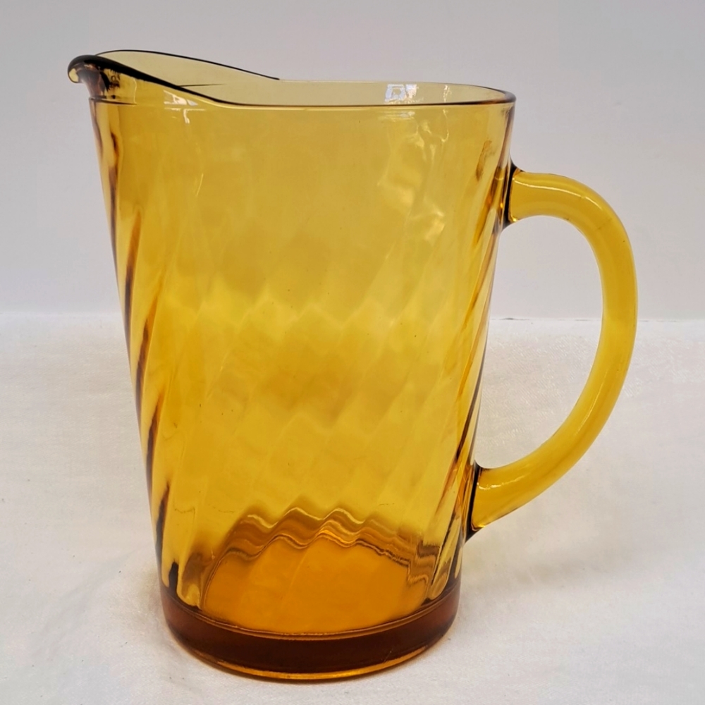 MID CENTURY MODERN INDIANA GLASS Co Vintage amber optic swirl pitcher